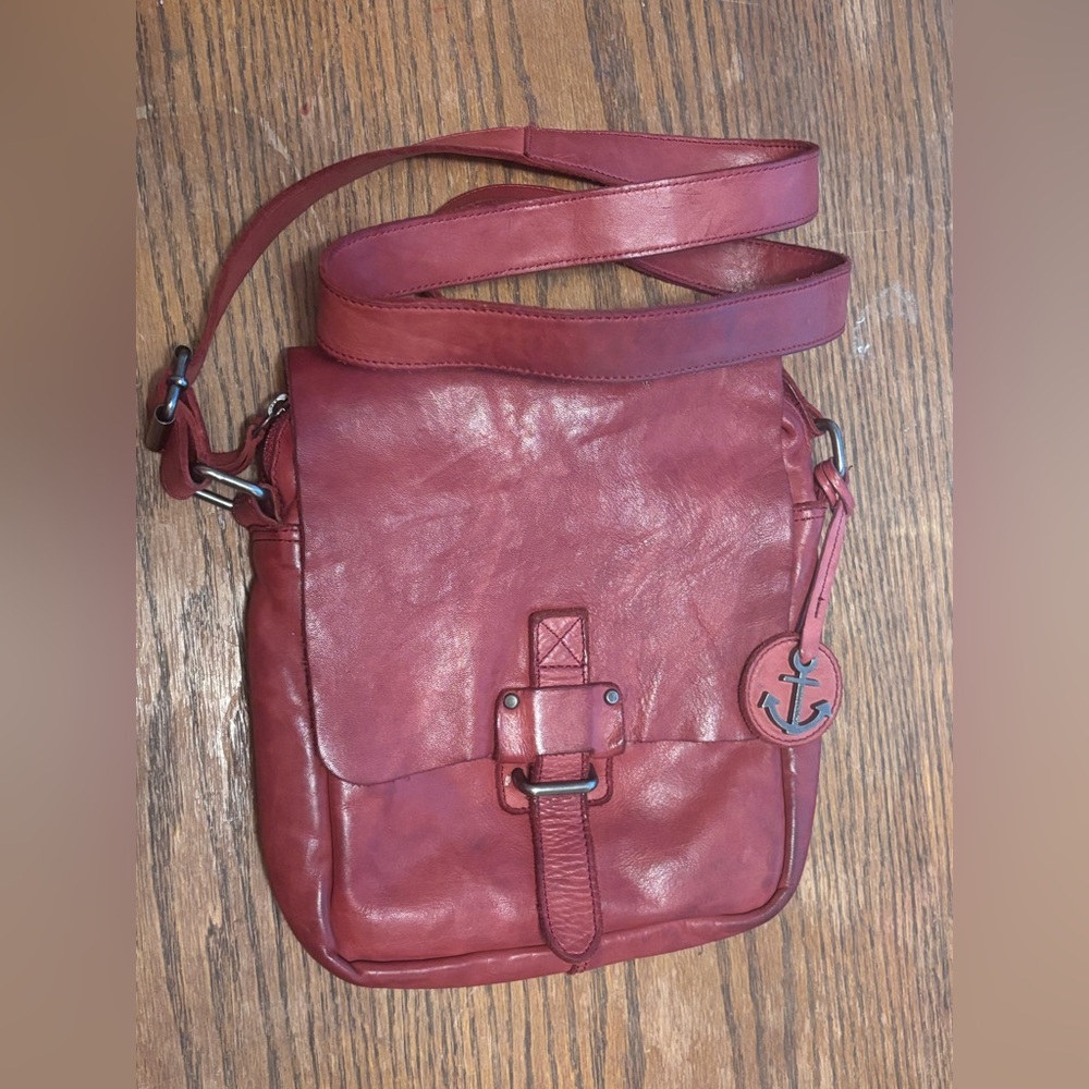 Harbor 2nd leather purse.